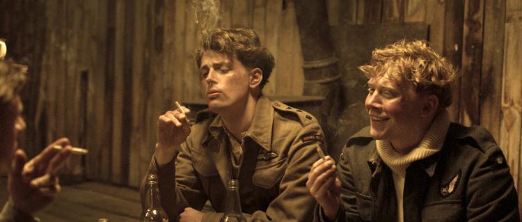 Fjeldhygge. Harry Potter-skuespilleren Rupert Grint (th.) spiller en af hovedrollerne i Zentropas 'Into The White'. Men en norsk filmskaber mener, at de bruger hans idé. Filmen får premiere til marts. 