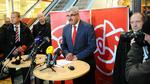 AFGANG. Håkan Juholt fotograferet, da han meddelte, at han trak sig som formand for Socialdemokratiet. Nu har partiet fundet hans afløser, skriver de svenske medier. 
