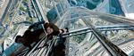 KLATREMUR. I en af filmens skønne tegneseriescener må Tom Cruise ud at klatre på ydersiden af et skyskraberhotel i Dubai, mens sandstormen  trækker op bag ham. 