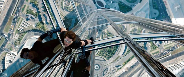 KLATREMUR. I en af filmens skønne tegneseriescener må Tom Cruise ud at klatre på ydersiden af et skyskraberhotel i Dubai, mens sandstormen  trækker op bag ham. 