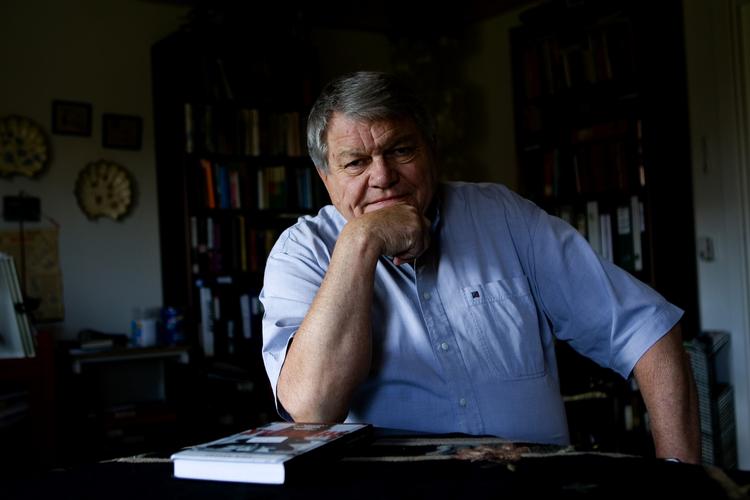 Død. Erik Haaest boede i Hundslev ved Kerteminde. Han var oprindelig journalist, men er mest kendt som forfatter. 