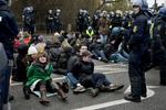Masseanholdelser. Demonstranter blev på ulovligvis anholdt og sat i såkaldte futtog i forbindelse med klimatopmødet i København i 2009. 