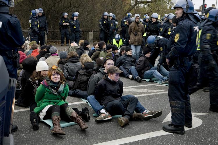 Masseanholdelser. Demonstranter blev på ulovligvis anholdt og sat i såkaldte futtog i forbindelse med klimatopmødet i København i 2009. 