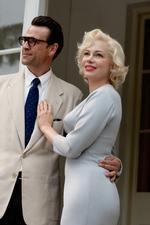 Fuldkommen. Den ellers relativt ukendte Michelle Williams er tæt på at være en fuldkommen version af Marilyn Monroe, skriver anmelderne. Her ses hun sammen med Dougray Scott, der spiller ægtemanden Arthur Miller. 