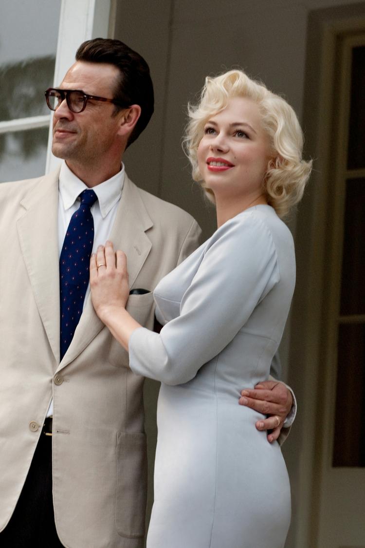 Fuldkommen. Den ellers relativt ukendte Michelle Williams er tæt på at være en fuldkommen version af Marilyn Monroe, skriver anmelderne. Her ses hun sammen med Dougray Scott, der spiller ægtemanden Arthur Miller. 