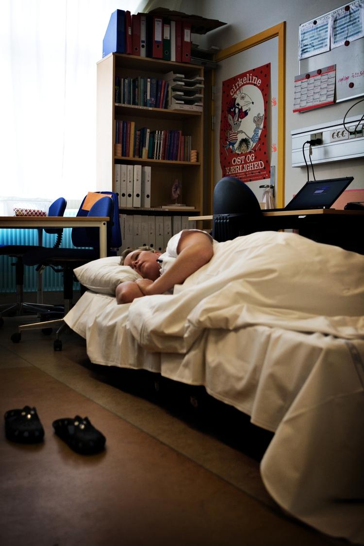 Medier. Det kan forstyrre ens søvn, hvis man har pc eller mobilen med, når man går i seng 