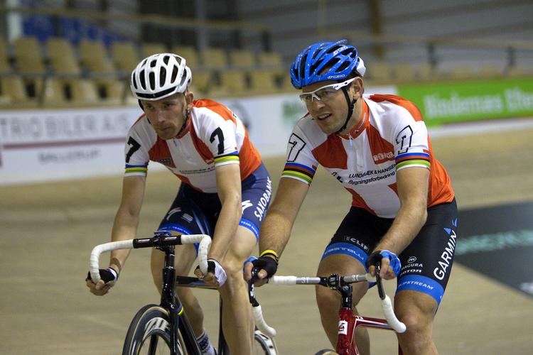 Runde. Den ene af rytterne i par nr.7 Alex Rasmussen nåede ikke frem til dagens pressemøde, men nåede frem så han kunne køre en runde på banen med makkeren Michael Mørkøv. 