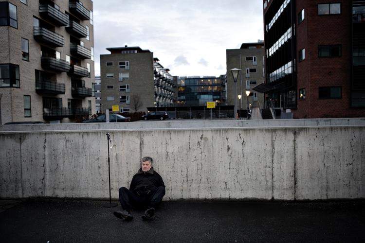 Udfordrende. På opfordring fra TV2 sidder Venstremanden Karsten Nonbo på våd asfalt i tre timer og fryser. Han har smidt hue og vanter og fået politistrips om håndleddene. 