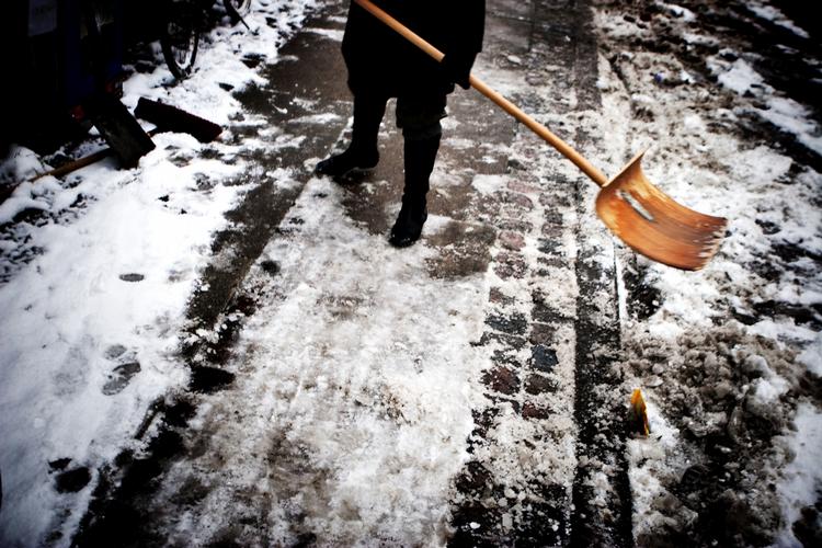 Vinter. Fyn og Jylland har fået op til fem centimter sne i nat. Snevejret klinger af, efterhånden som det drager mod Østdanmark. 