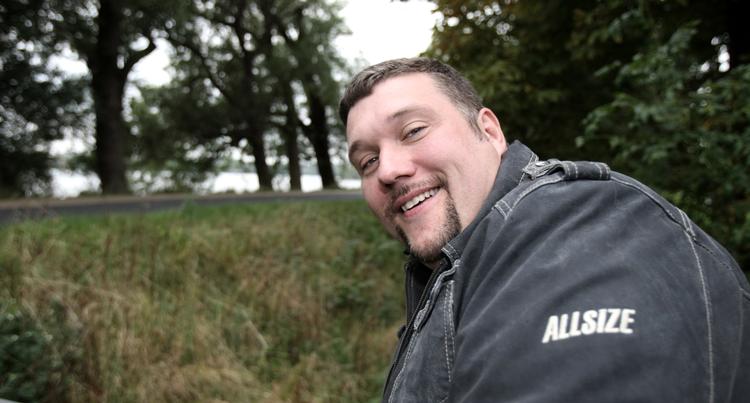 Tvist. Amin Jensen lagde sag an mod Se og Hør, fordi han følte sig krænket over en historie, der antydede, at han var psykisk ustabil. Han endte med at få 50.000 kroner. En femtedel af, hvad han havde krævet. 