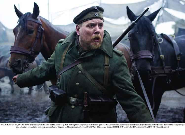 Birolle. Danske Nicolas Bro gør det fint i birollen som følsom og trist udseende dyrepasser uden indflydelse på dyrenes skæbne. 