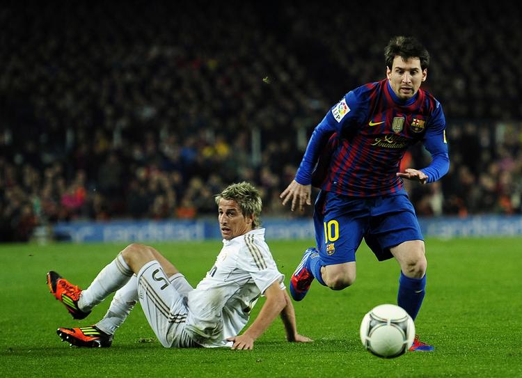Gud. Lionel Messis status i FC Barcelona er indiskutabel - særligt når han tørrer en Real Madrid-spiller. 