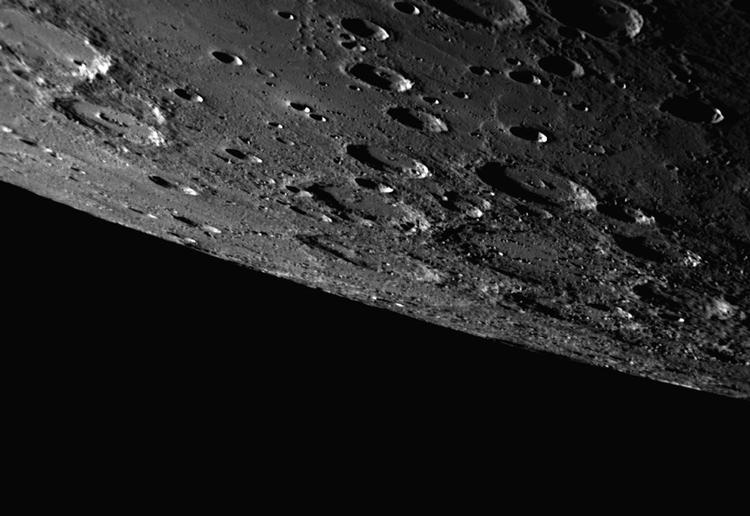 CLOSEUP. Nasa har også givet os nærbilleder af nogle af himmelrummets drabanter. Her er Merkurs overflade fotograferet af Messengersonden. 