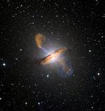 UDSTØDNING. Partikelstrømme skydes væk fra et supermassivt sort hul i en af Mælkevejens nabogalakser, Centaurus A. 