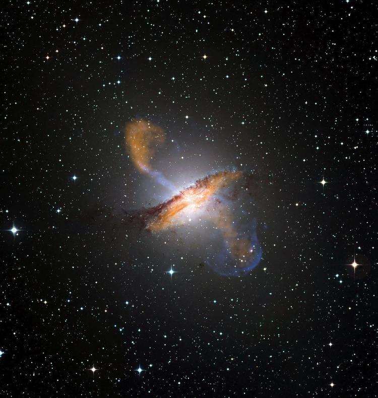 UDSTØDNING. Partikelstrømme skydes væk fra et supermassivt sort hul i en af Mælkevejens nabogalakser, Centaurus A. 