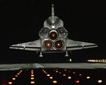 LANDING. Rumfærgerne har også været værdifulde for udforskningen af universet. Her lander 'Endeavour' efter et togt i 1996. 