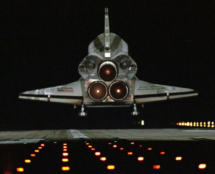 LANDING. Rumfærgerne har også været værdifulde for udforskningen af universet. Her lander 'Endeavour' efter et togt i 1996. 