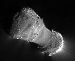 BEØSG. Her er Hartley 2-kometen og dens hale, der forekommer at være vandig, fotograferet af Deep Impact-sonden. 