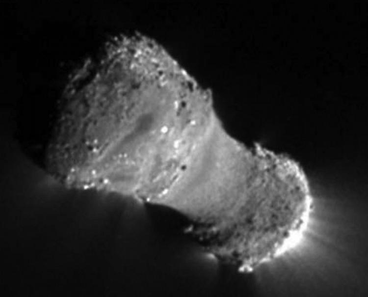BEØSG. Her er Hartley 2-kometen og dens hale, der forekommer at være vandig, fotograferet af Deep Impact-sonden. 
