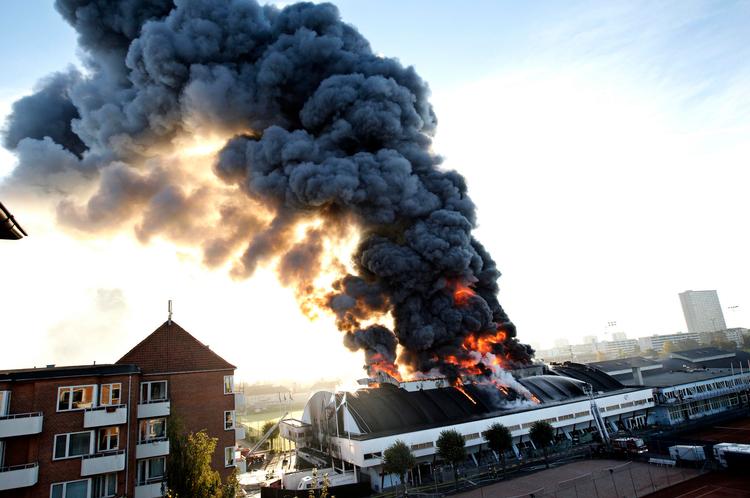 Kulturarv. 28. september 2011 totalskades den berømte sportshal på Peter Bangs Vej på Frederiksberg ved  en voldsom brand. Nu er der strid om, hvordan den skal genopbygges. 
