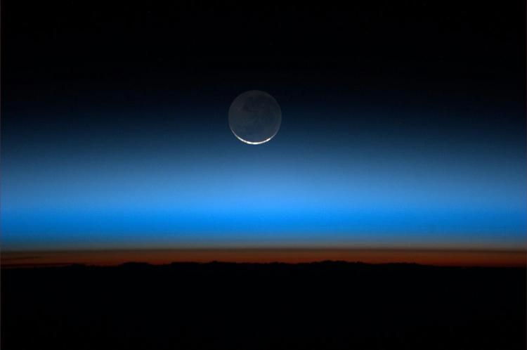 NABOLAG. Nasas missioner har også givet os billeder fra vort eget hjørne af universet. Her er det såmænd Månen, fotograferet fra Den Internationale Rumstation. 