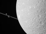 STØRRELSE. Saturns måne Dione fotograferet af Cassinisonden på 112.636 kilometers afstand. 
