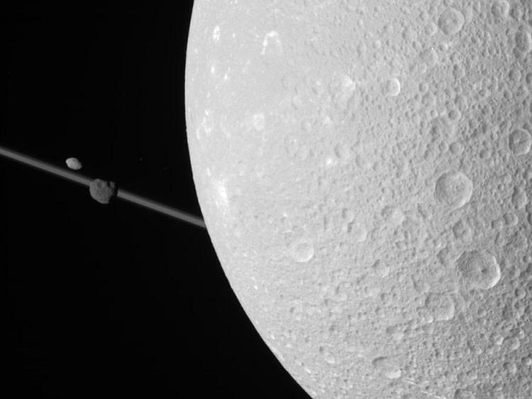 STØRRELSE. Saturns måne Dione fotograferet af Cassinisonden på 112.636 kilometers afstand. 