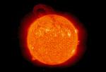 FLAMMEHAV. Et soludbrud, indfanget af Nasa, viser en 'bro' af partikler, der skydes ud fra Solen. Udbruddet når nærmest halvvejs rundt om stjernen. 