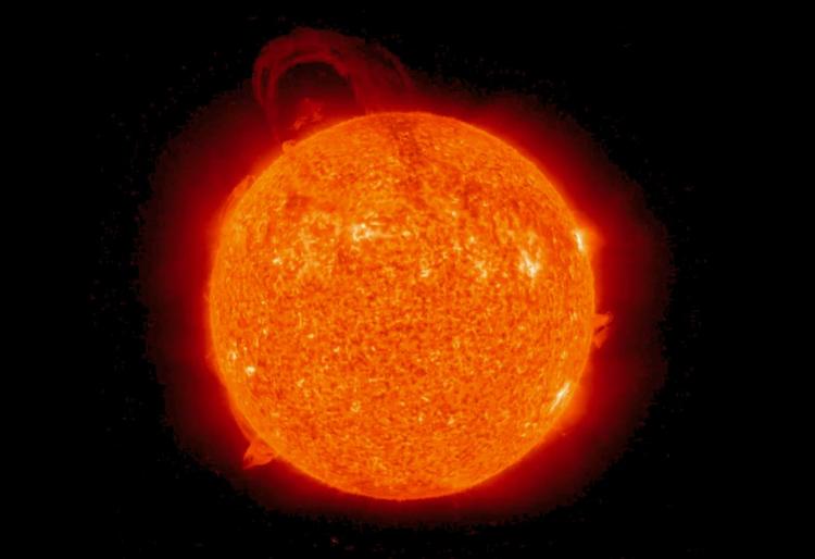 FLAMMEHAV. Et soludbrud, indfanget af Nasa, viser en 'bro' af partikler, der skydes ud fra Solen. Udbruddet når nærmest halvvejs rundt om stjernen. 