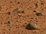 BESØG. Nasas missioner har også bragt os helt tæt på. Her er et postkort fra Mars, taget af den lille rumbil 'Spirit', der blev fløjet til planeten for otte år siden. 