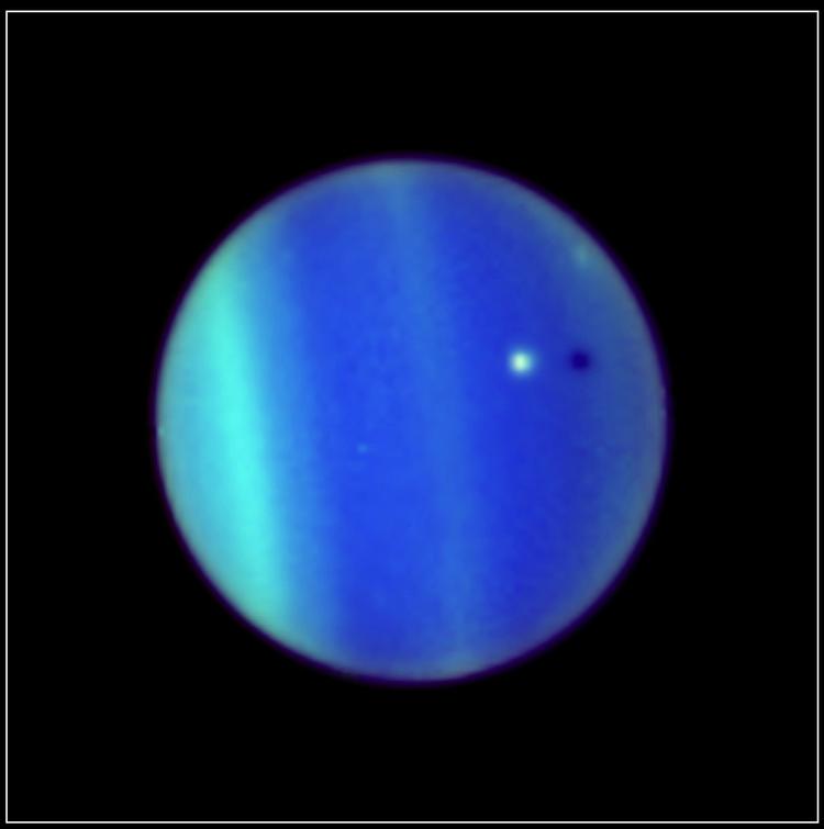 MÅNEFORMØRKELSE. Et fotografi, taget af rumteleskopet Hubble i 2006, viser ismånen Ariel passere Uranus. 