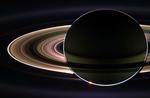 LANGTUR. Her har Cassini-sonden fotograferet Saturn og dens ringe. Den lille lyse prik over ringen til venstre er Jorden. 