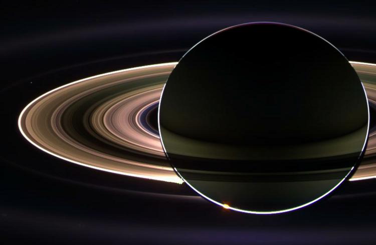 LANGTUR. Her har Cassini-sonden fotograferet Saturn og dens ringe. Den lille lyse prik over ringen til venstre er Jorden. 