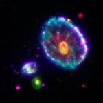 GENNEMFART. For cirka 100 millioner år siden pløjede en lille galakse gennem en velvoksen nabogalakse, hvor 'bølgerne' forårsagede kortvarige stjerneformationer. Astronomerne ved endnu ikke, hvilke af de to små galakser - 'neonpletten' eller den lille grønne galakse - der er 'skurken'. 