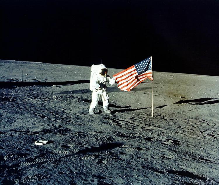 RUMFORSKNING. Nasa har haft flere missioner, der har givet os den værdifulde viden om universet. Her er det Charles Conrad, fotograferet under en af de tidlige missioner, Apollo 12's togt til Månen i 1969. 
