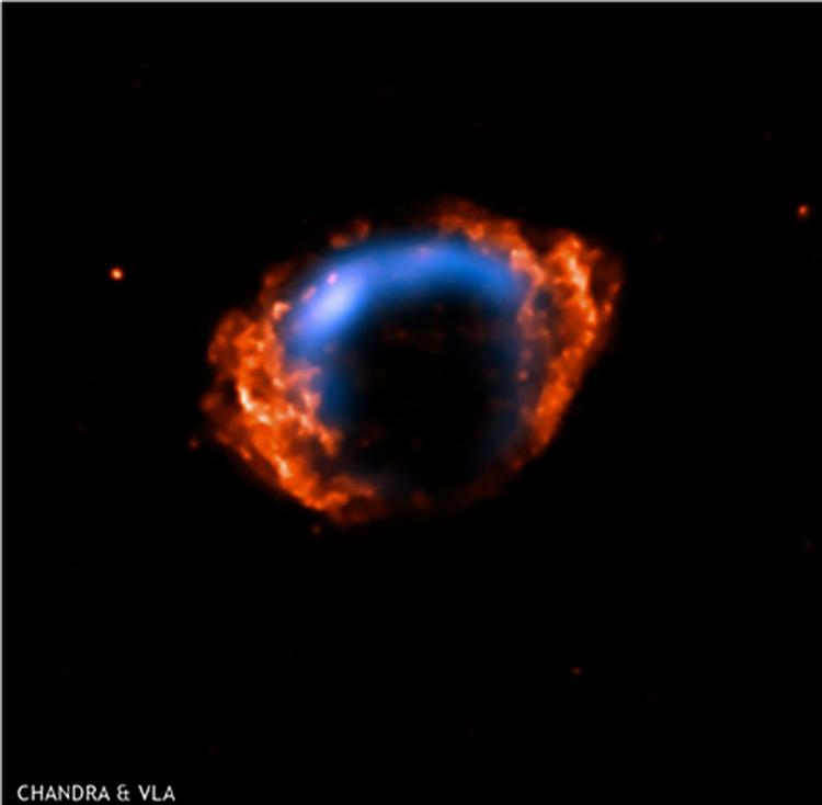 BRAG. Billedet af supernovaen G1.9+3 er dannet af to fotos fra 1985 og 2007. Dermed kan det illustreres, hvordan stofferne fra eksplosionen rykker udad og tidspunktet for supernovaeksplosionen anslås. Den menes at have fundet sted for 140 år siden, hvilket gør den til den senest kendte supernova i galaksen. 