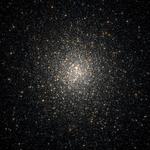 STJERNEDANNELSE. Kuglehoben NGC 2808 har en tæt koncentration af stjerner i sin midte. Hubbleteleskopet har afsløret, at stjernedannelser ikke sker ved en enkeltbegivenhed, men at de kan ske ad flere omgange. Kuglehobe er tætte sværme med hundredetusinder af stjerner, der holdes sammen af tyngdekraften. De er blandt den 12,5 milliarder år gamle Mælkevejs tidligste indbyggere: Kuglehobene etablerede sig omkring 200 millioner år inde i galaksens historie. 