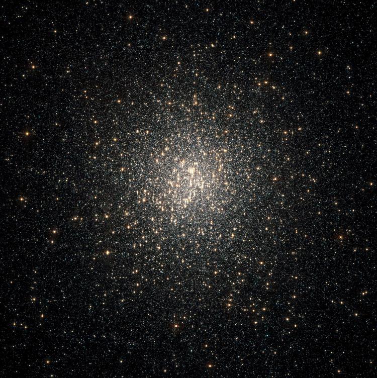 STJERNEDANNELSE. Kuglehoben NGC 2808 har en tæt koncentration af stjerner i sin midte. Hubbleteleskopet har afsløret, at stjernedannelser ikke sker ved en enkeltbegivenhed, men at de kan ske ad flere omgange. Kuglehobe er tætte sværme med hundredetusinder af stjerner, der holdes sammen af tyngdekraften. De er blandt den 12,5 milliarder år gamle Mælkevejs tidligste indbyggere: Kuglehobene etablerede sig omkring 200 millioner år inde i galaksens historie. 