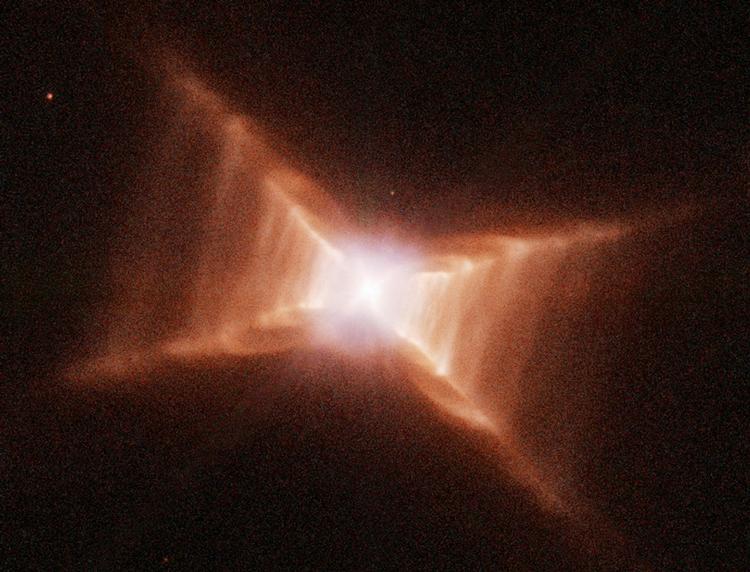 SYMMETRI. Et af de mere aparte rumfænomener er stjernetågen Den Røde Rektangel, der blev opdaget i begyndelsen af 1970'erne. Her er den fotograferet af Hubbleteleskopet i 1999. 