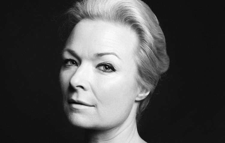 Det er første gang, Helle Helles litteratur dramatiseres til teatret. 