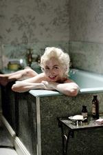 Mælkebad. Marilyn Monroe havde en hud så blød, at hun altid virkede lidt ude af fokus. I et uskarpt mælket skin foran en verden af mandlige katte, der tørstede mod skålen. Den aura får Michelle Williams næsten genoplivet. Og meget mere kan man vel ikke forlange? 