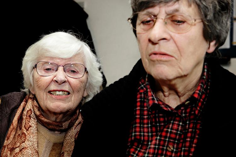 klik. Vejleder Else Donatzky hjælper Hanne Hansen ved computeren.  De fleste skal have basal hjælp – de vil lære at sende  e-post, modtage billeder og bruge NemID.  Foto: Martin Bubandt 