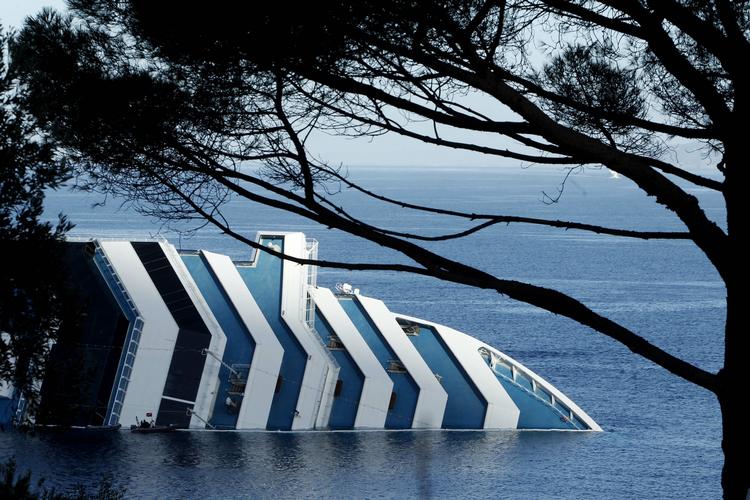 Forlis. Passagerne på 'Costa Concordia' kan få erstatning, hvis de lover ikke at lægge sag an mod rederiet. 