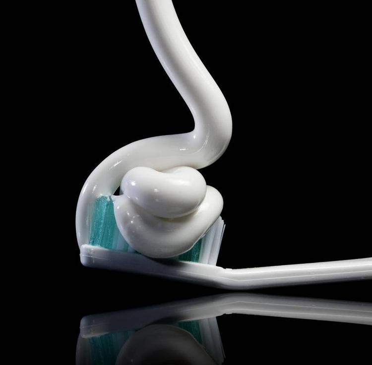 PARFUMERET. Det er stort set umuligt at finde en tandpasta, der ikke indeholder parfume. (Arkivfoto) 