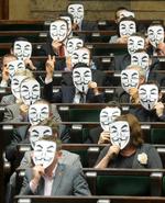 PROTEST. Flere polske parlamentsmedlemmer udtrykte i går deres utilfredshed med underskrivelsen af en traktat. 