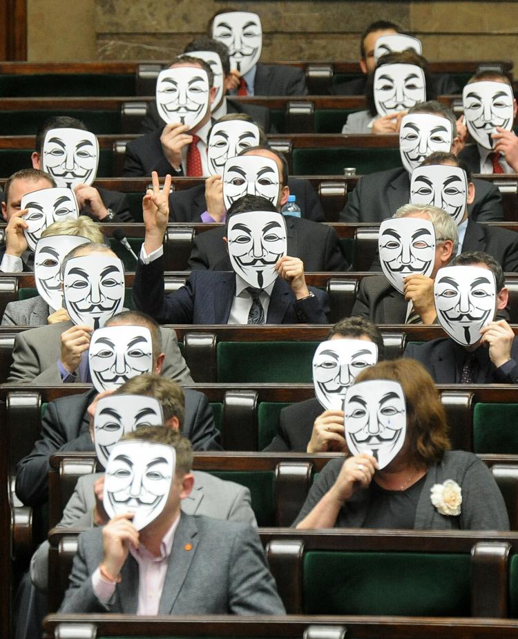 PROTEST. Flere polske parlamentsmedlemmer udtrykte i går deres utilfredshed med underskrivelsen af en traktat. 