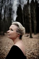 Trend. Hvis en trend ellers kan tælles på tre fingre, så er forårets trend, at man spiller ny dansk litteratur! Det gælder bl.a. Helle Helles (bill.) roman 'Dette burde skrives i nutid' fra 2011, der sættes op på Mungo Park. 