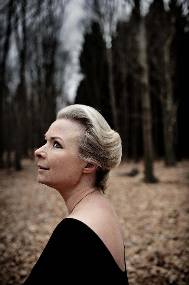 Trend. Hvis en trend ellers kan tælles på tre fingre, så er forårets trend, at man spiller ny dansk litteratur! Det gælder bl.a. Helle Helles (bill.) roman 'Dette burde skrives i nutid' fra 2011, der sættes op på Mungo Park. 