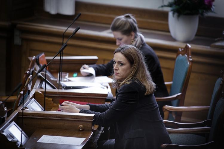 Debat. Oppositionen har indkaldt social- og integrationsminister Karen Hækkerup (S) og beskæftigelsesminister Mette Frederiksen (S) til debat om kontanthjælp og arbejde. 