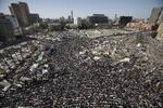 fluepapir. Under fødderne på de titusinder af demonstranter, der er på gaden i dag, ligger Tahrirpladsen, der er blevet symbol på revolutionen i Egypten. For et år siden udspandt 'Vredens dag' sig, og det er den, de mange demonstranter i dag markerer i forbindelse med fredagsbønnen. 